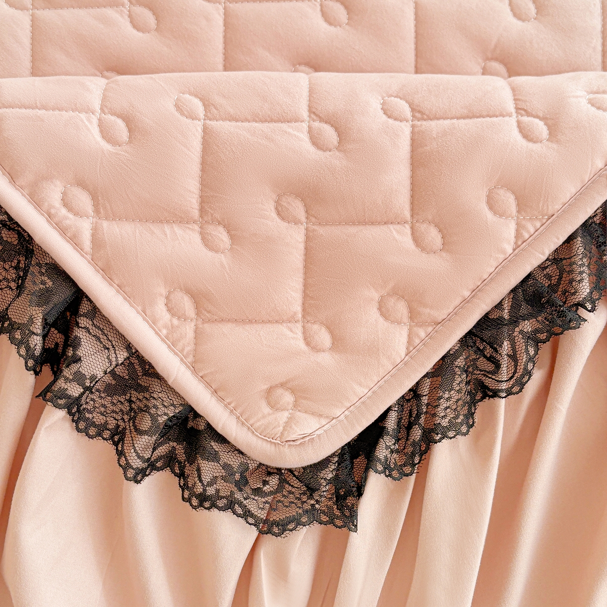 91家纺网 家纺一手货源 找家纺 笠裙家纺 2025新款蕾丝水洗棉夹棉加厚单床裙-繁星 繁星-豆沙