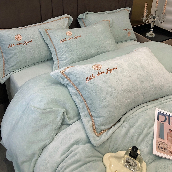 91家纺网 家纺一手货源 找家纺 （总）娇逸家居 2025新款秋冬冰岛浮雕雕花牛奶暖绒刺绣四件套-茶白