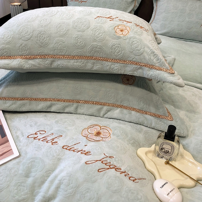 91家纺网 家纺一手货源 找家纺 （总）娇逸家居 2025新款秋冬冰岛浮雕雕花牛奶暖绒刺绣四件套-茶白