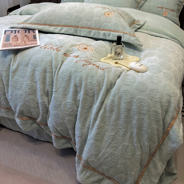 91家纺网 家纺一手货源 找家纺 （总）娇逸家居 2025新款秋冬冰岛浮雕雕花牛奶暖绒刺绣四件套-茶白