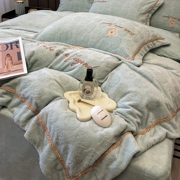 91家纺网 家纺一手货源 找家纺 （总）娇逸家居 2025新款秋冬冰岛浮雕雕花牛奶暖绒刺绣四件套-茶白