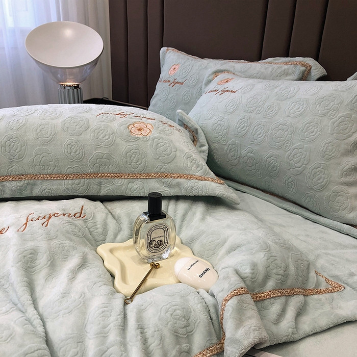 91家纺网 家纺一手货源 找家纺 （总）娇逸家居 2025新款秋冬冰岛浮雕雕花牛奶暖绒刺绣四件套-茶白