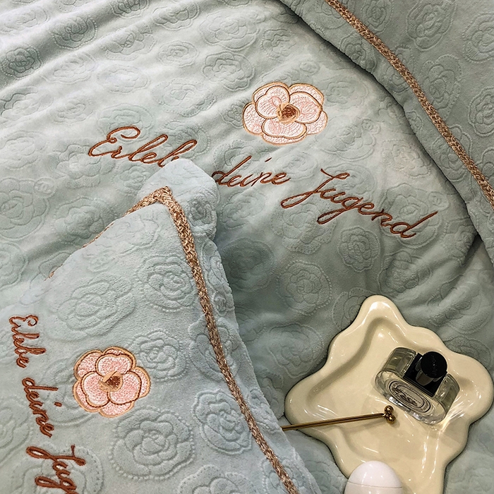 91家纺网 家纺一手货源 找家纺 （总）娇逸家居 2025新款秋冬冰岛浮雕雕花牛奶暖绒刺绣四件套-茶白