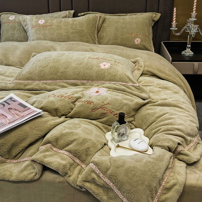 91家纺网 家纺一手货源 找家纺 （总）娇逸家居 2025新款秋冬冰岛浮雕雕花牛奶暖绒刺绣四件套-茶白