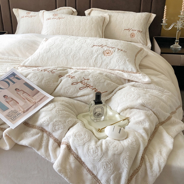 91家纺网 家纺一手货源 找家纺 （总）娇逸家居 2025新款秋冬冰岛浮雕雕花牛奶暖绒刺绣四件套-茶白