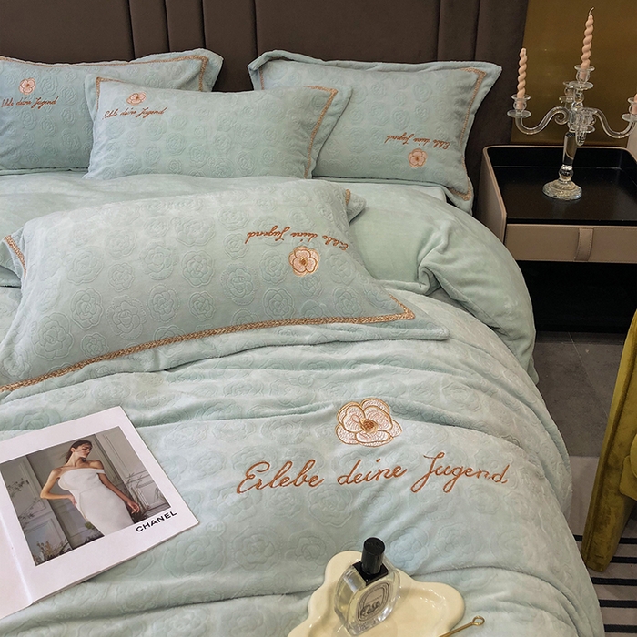 91家纺网 家纺一手货源 找家纺 （总）娇逸家居 2025新款秋冬冰岛浮雕雕花牛奶暖绒刺绣四件套-茶白