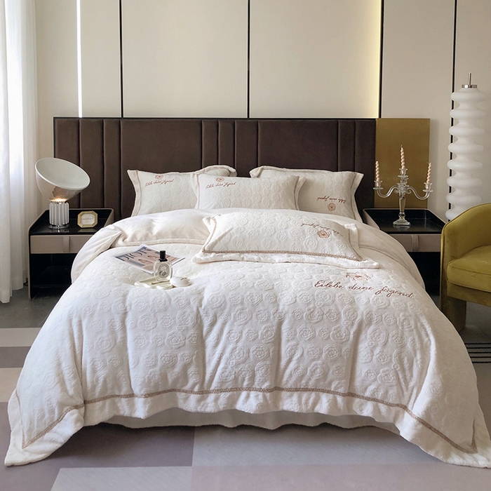 91家纺网 家纺一手货源 找家纺 娇逸家居 2025新款秋冬冰岛浮雕雕花牛奶暖绒刺绣四件套-茶白 茶白-奶芙白