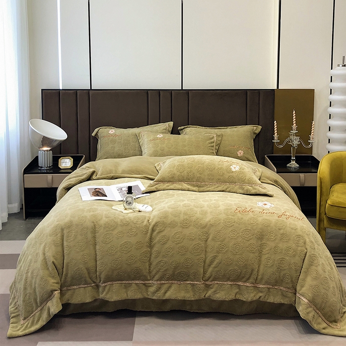 91家纺网 家纺一手货源 找家纺 娇逸家居 2025新款秋冬冰岛浮雕雕花牛奶暖绒刺绣四件套-茶白 茶白-芥黄