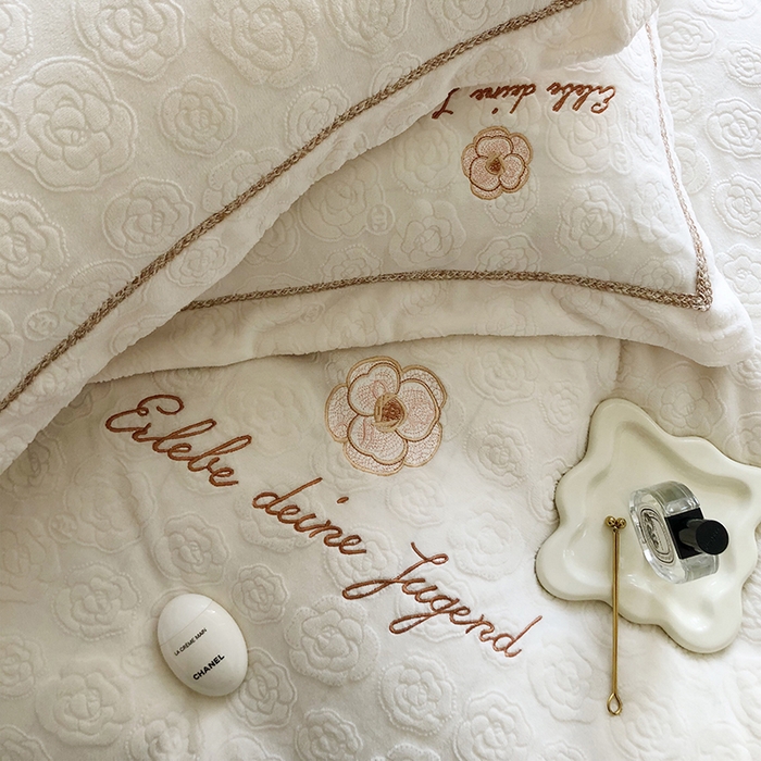 91家纺网 家纺一手货源 找家纺 娇逸家居 2025新款秋冬冰岛浮雕雕花牛奶暖绒刺绣四件套-茶白 茶白-奶芙白