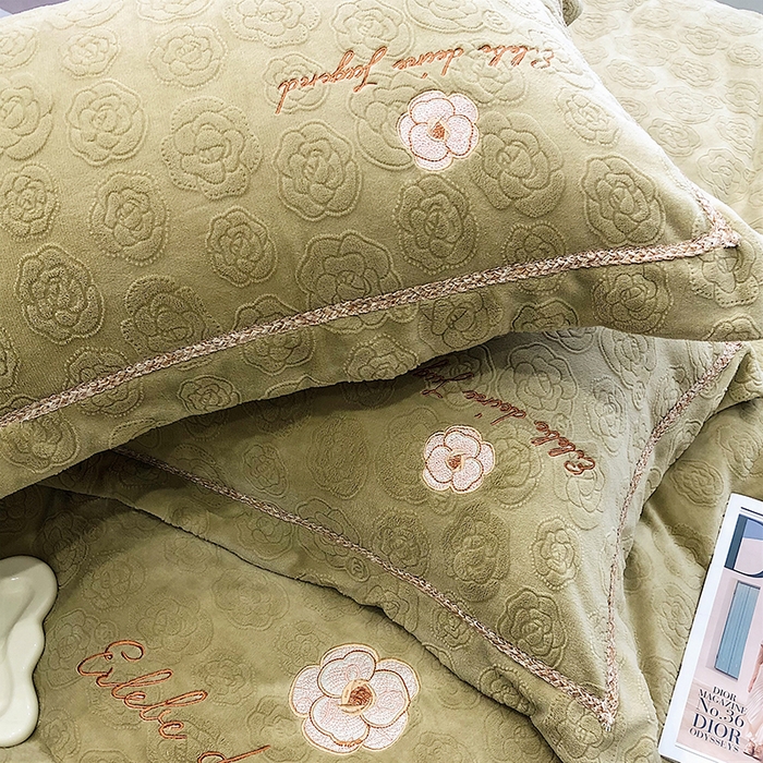 91家纺网 家纺一手货源 找家纺 娇逸家居 2025新款秋冬冰岛浮雕雕花牛奶暖绒刺绣四件套-茶白 茶白-芥黄