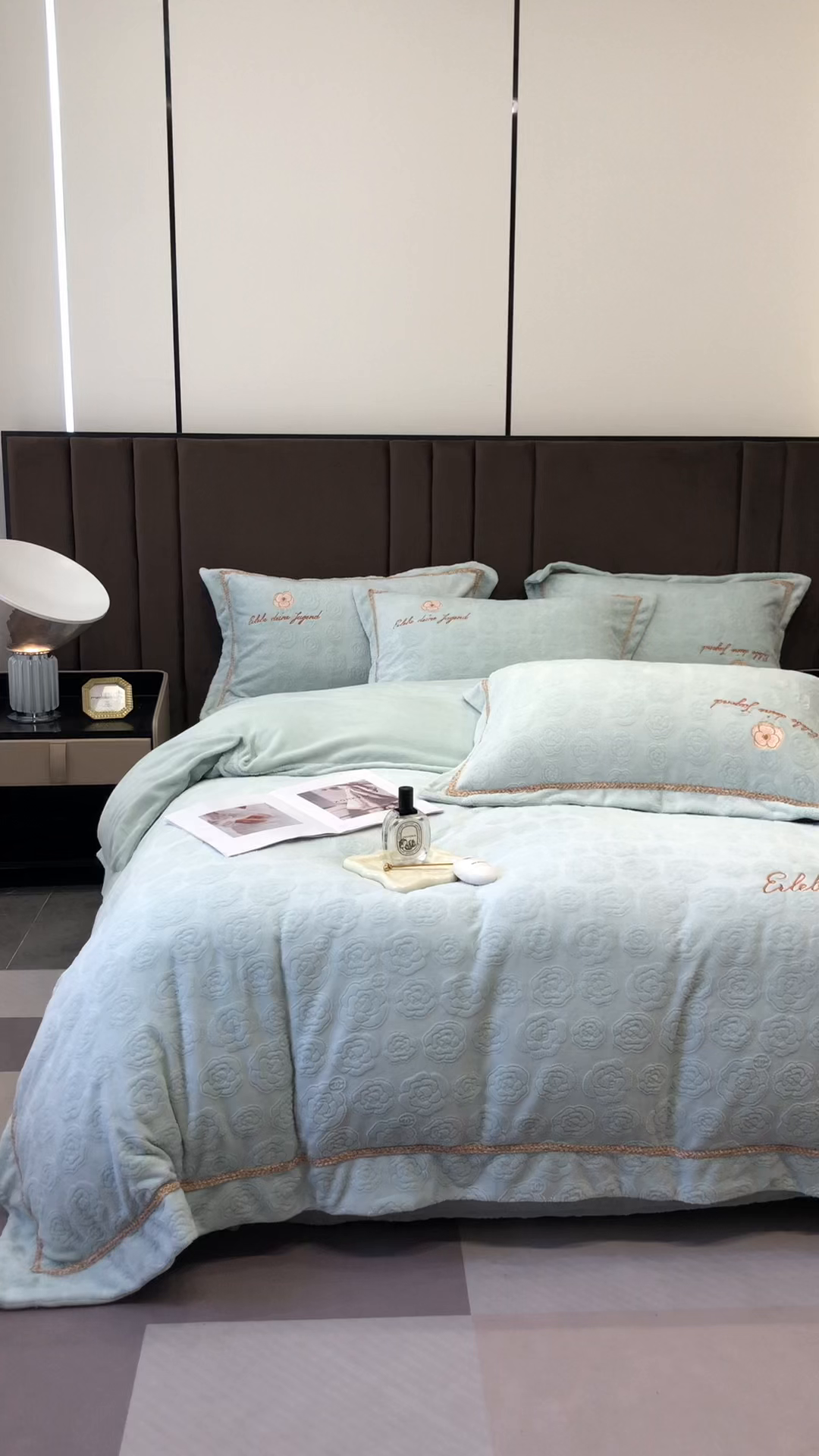 91家纺网 家纺一手货源 找家纺 （总）娇逸家居 2025新款秋冬冰岛浮雕雕花牛奶暖绒刺绣四件套-茶白