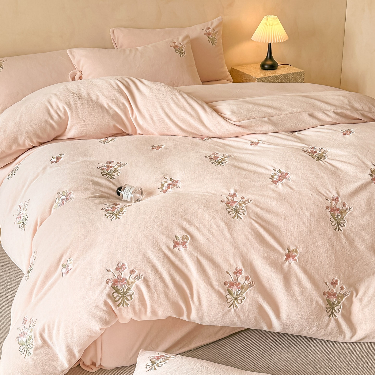 91家纺网 家纺一手货源 找家纺 （总）帝王家纺 2025冬季爆款高克重牛奶绒刺绣四件套-花魁