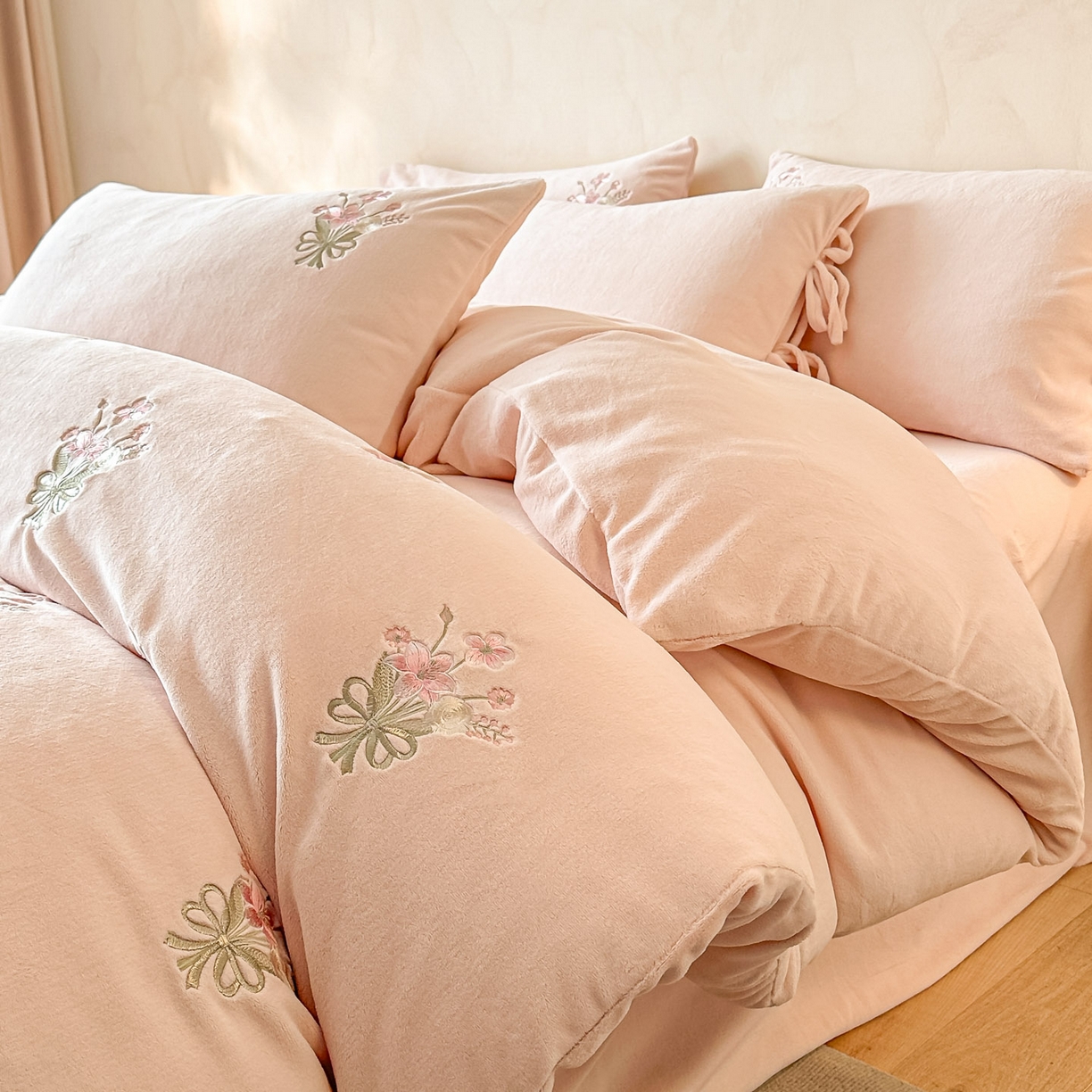 91家纺网 家纺一手货源 找家纺 （总）帝王家纺 2025冬季爆款高克重牛奶绒刺绣四件套-花魁