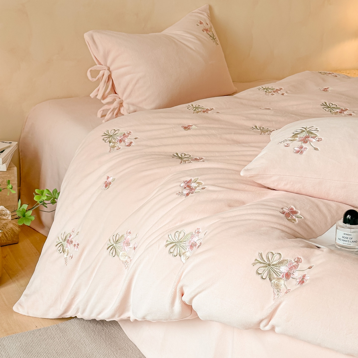 91家纺网 家纺一手货源 找家纺 帝王家纺 2025冬季爆款高克重牛奶绒刺绣四件套-花魁 花魁-粉色