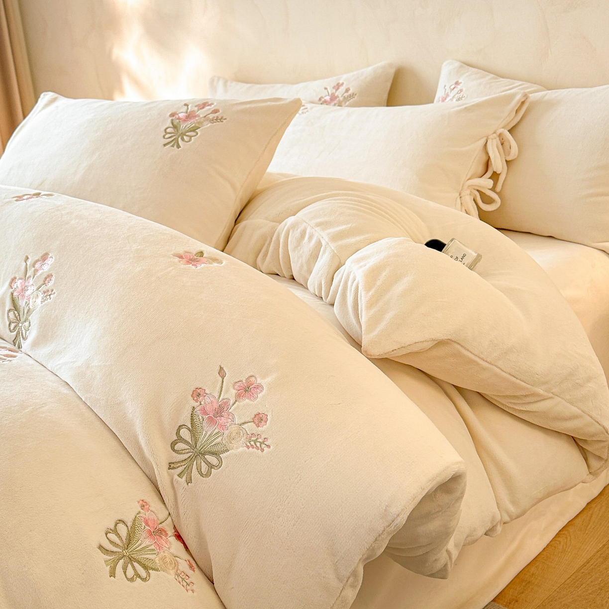 91家纺网 家纺一手货源 找家纺 帝王家纺 2025冬季爆款高克重牛奶绒刺绣四件套-花魁 花魁-白色