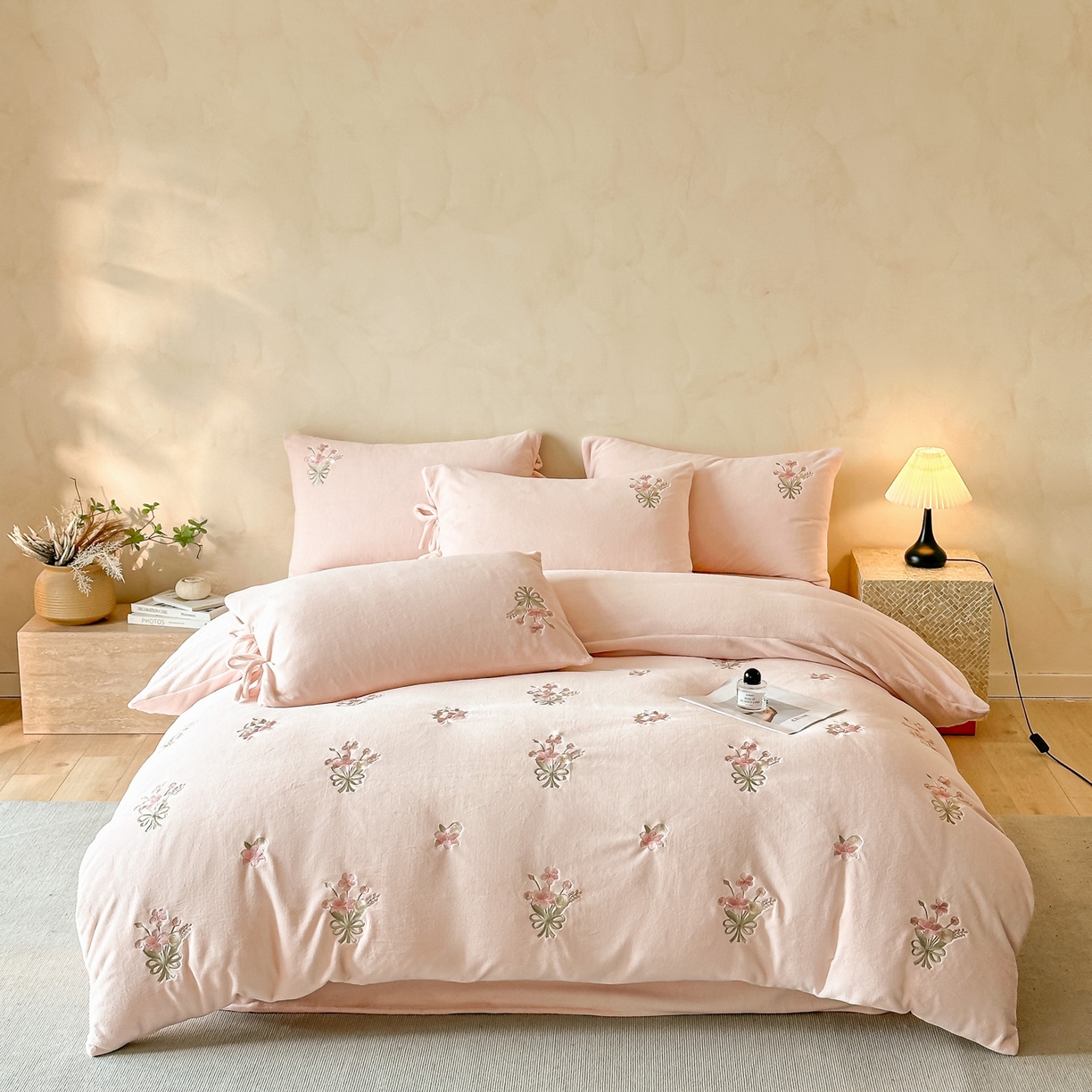 91家纺网 家纺一手货源 找家纺 帝王家纺 2025冬季爆款高克重牛奶绒刺绣四件套-花魁 花魁-粉色