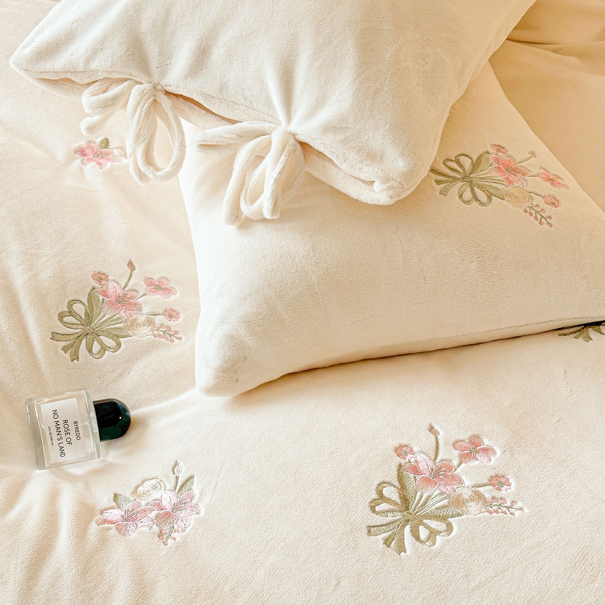 91家纺网 家纺一手货源 找家纺 帝王家纺 2025冬季爆款高克重牛奶绒刺绣四件套-花魁 花魁-白色