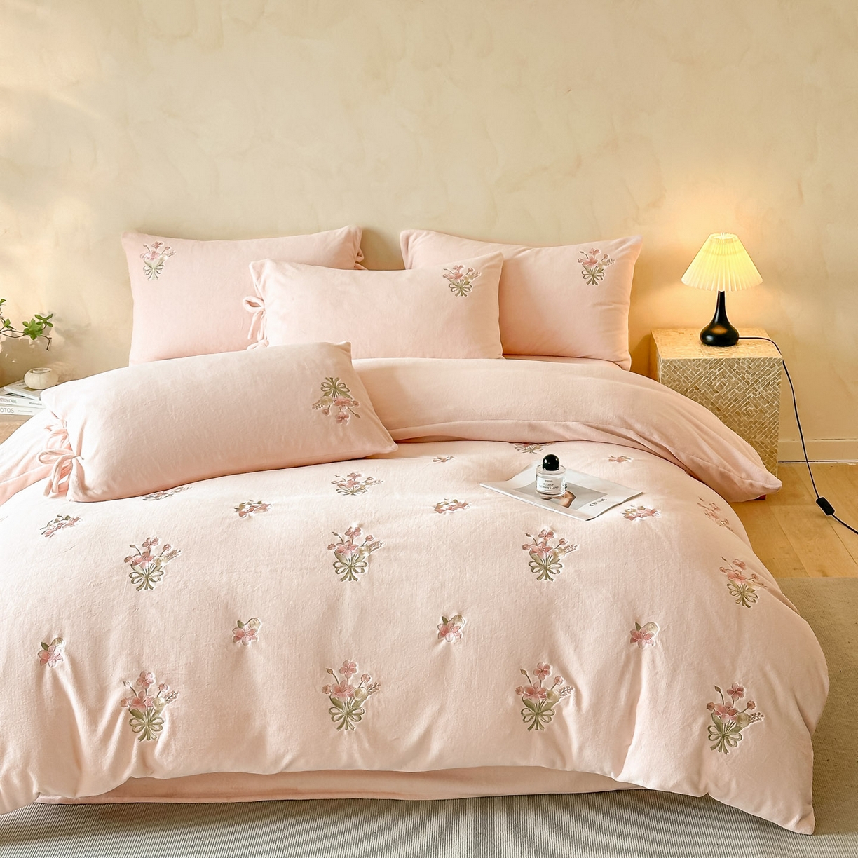 91家纺网 家纺一手货源 找家纺 帝王家纺 2025冬季爆款高克重牛奶绒刺绣四件套-花魁 花魁-粉色