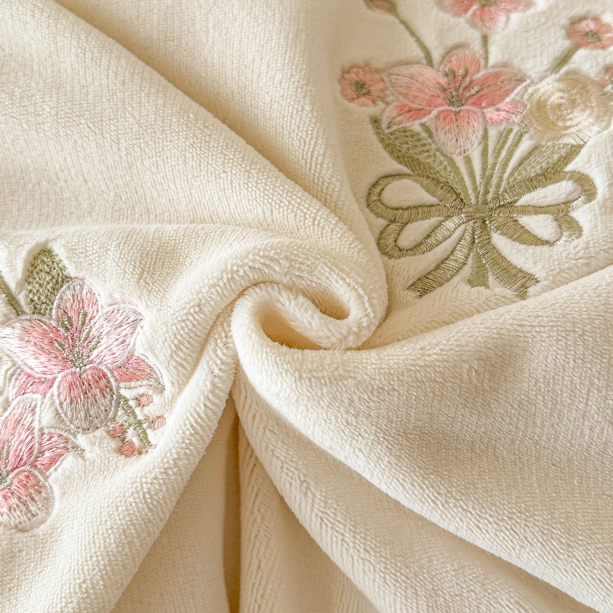 91家纺网 家纺一手货源 找家纺 帝王家纺 2025冬季爆款高克重牛奶绒刺绣四件套-花魁 花魁-白色