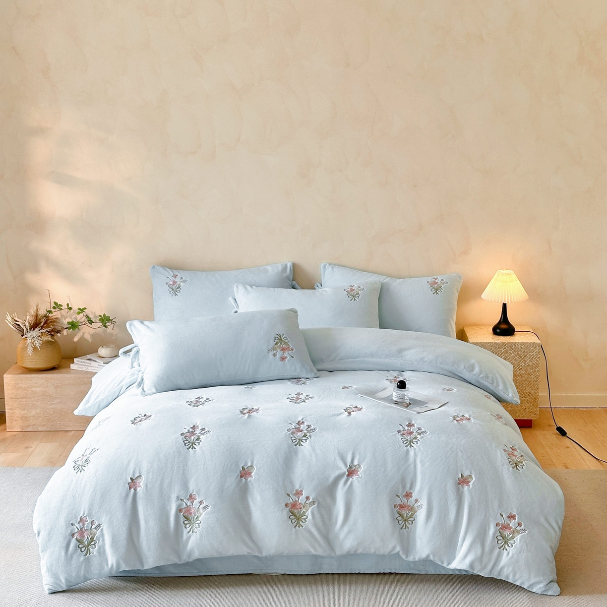 91家纺网 家纺一手货源 找家纺 帝王家纺 2025冬季爆款高克重牛奶绒刺绣四件套-花魁 花魁-蓝