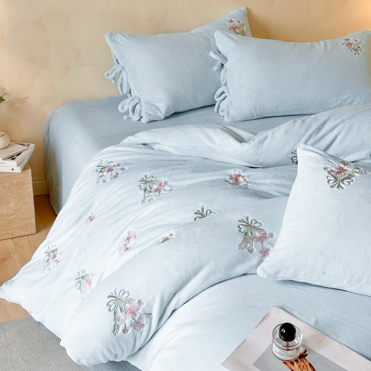 91家纺网 家纺一手货源 找家纺 帝王家纺 2025冬季爆款高克重牛奶绒刺绣四件套-花魁 花魁-蓝