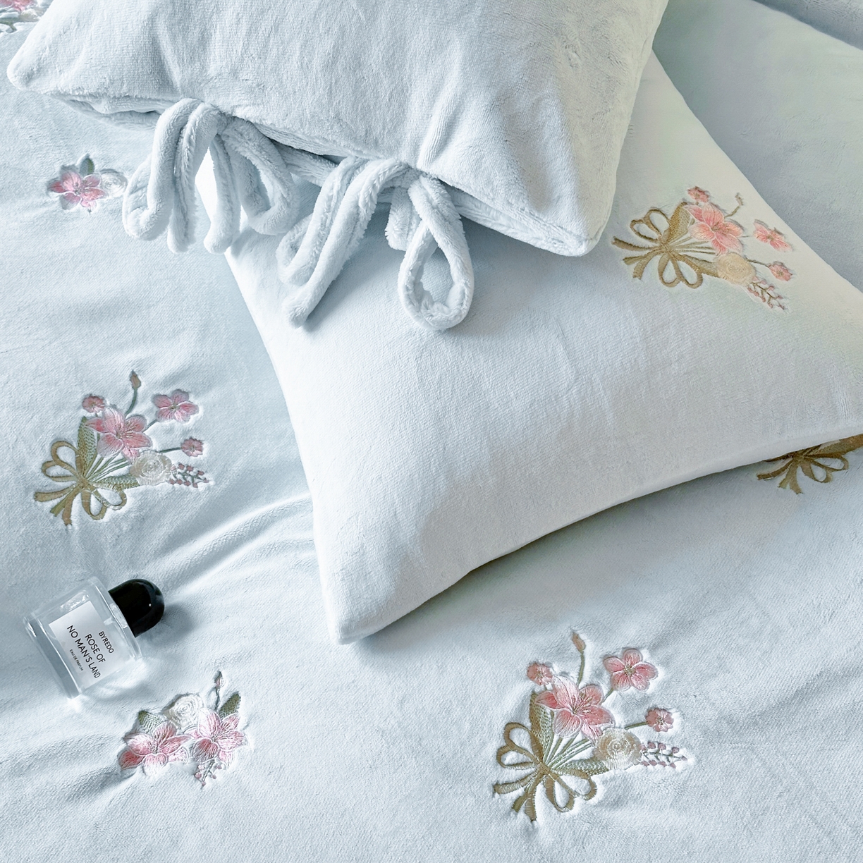 91家纺网 家纺一手货源 找家纺 帝王家纺 2025冬季爆款高克重牛奶绒刺绣四件套-花魁 花魁-蓝