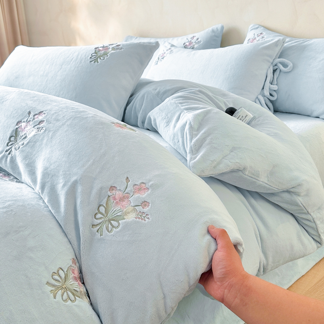 91家纺网 家纺一手货源 找家纺 帝王家纺 2025冬季爆款高克重牛奶绒刺绣四件套-花魁 花魁-蓝