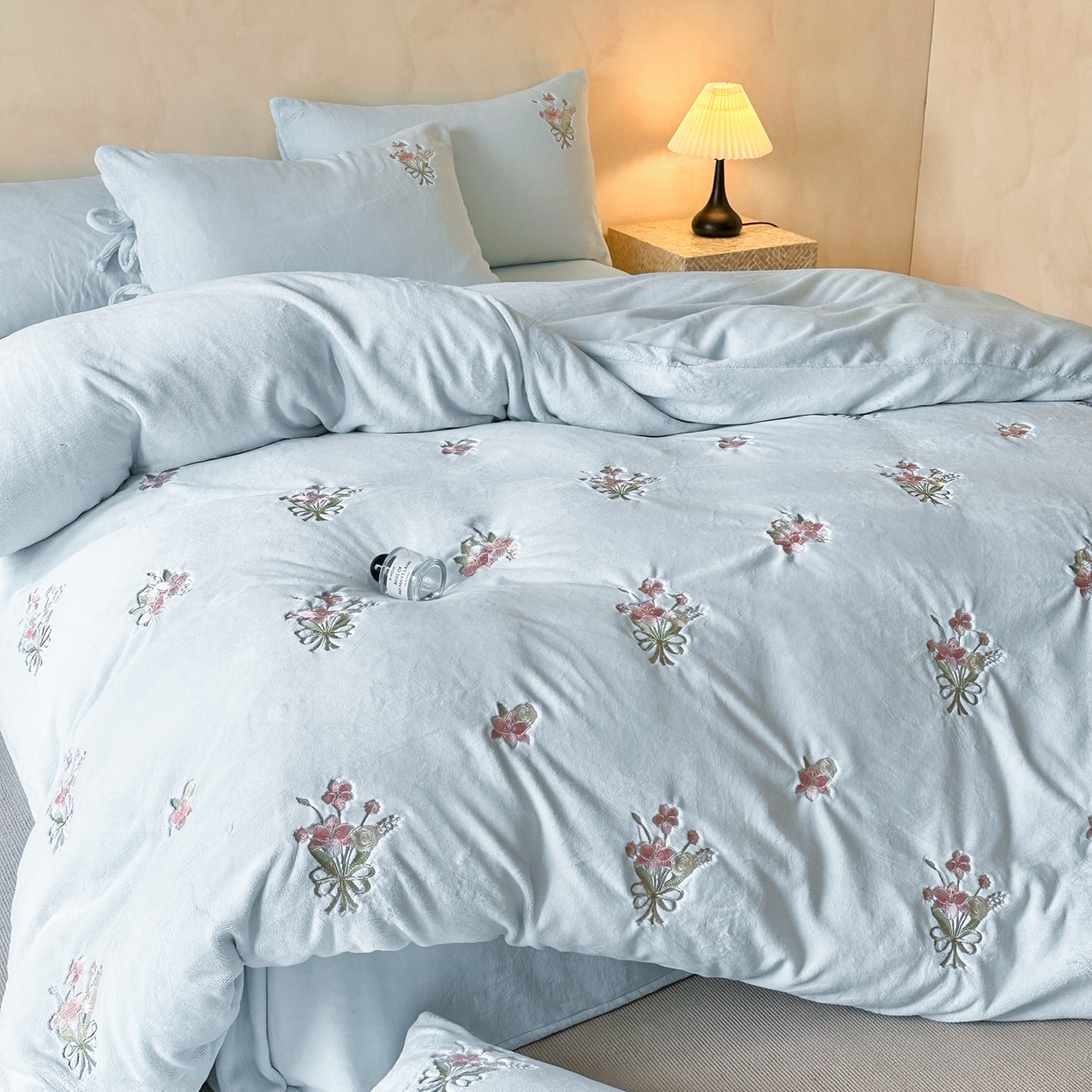 91家纺网 家纺一手货源 找家纺 帝王家纺 2025冬季爆款高克重牛奶绒刺绣四件套-花魁 花魁-蓝