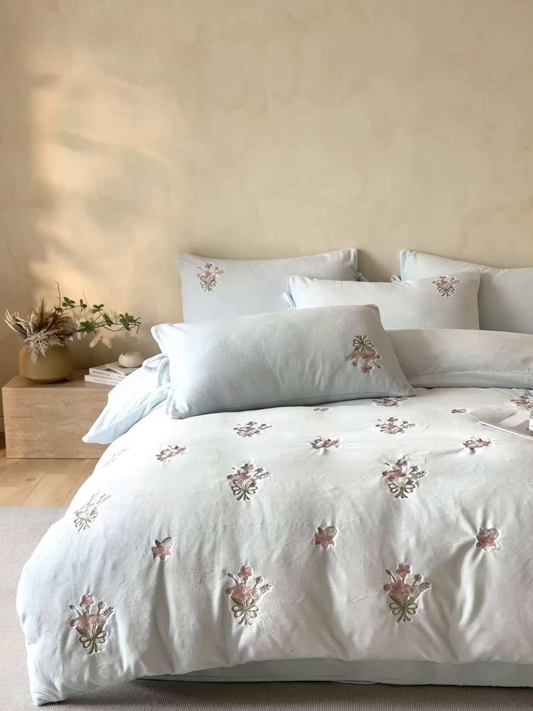 91家纺网 家纺一手货源 找家纺 帝王家纺 2025冬季爆款高克重牛奶绒刺绣四件套-花魁 花魁-蓝