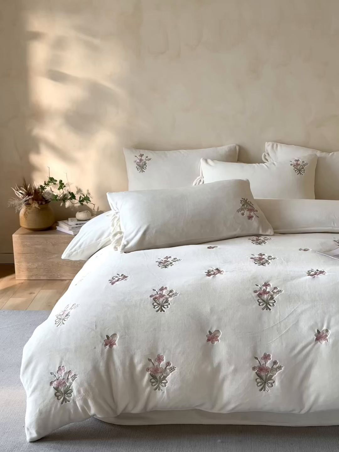 91家纺网 家纺一手货源 找家纺 帝王家纺 2025冬季爆款高克重牛奶绒刺绣四件套-花魁 花魁-白色