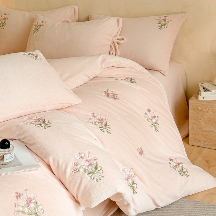 91家纺网 家纺一手货源 找家纺 （总）帝王家纺 2025冬季爆款高克重牛奶绒刺绣四件套-花魁