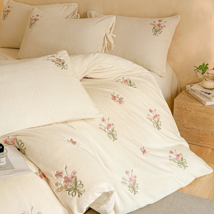 91家纺网 家纺一手货源 找家纺 （总）帝王家纺 2025冬季爆款高克重牛奶绒刺绣四件套-花魁