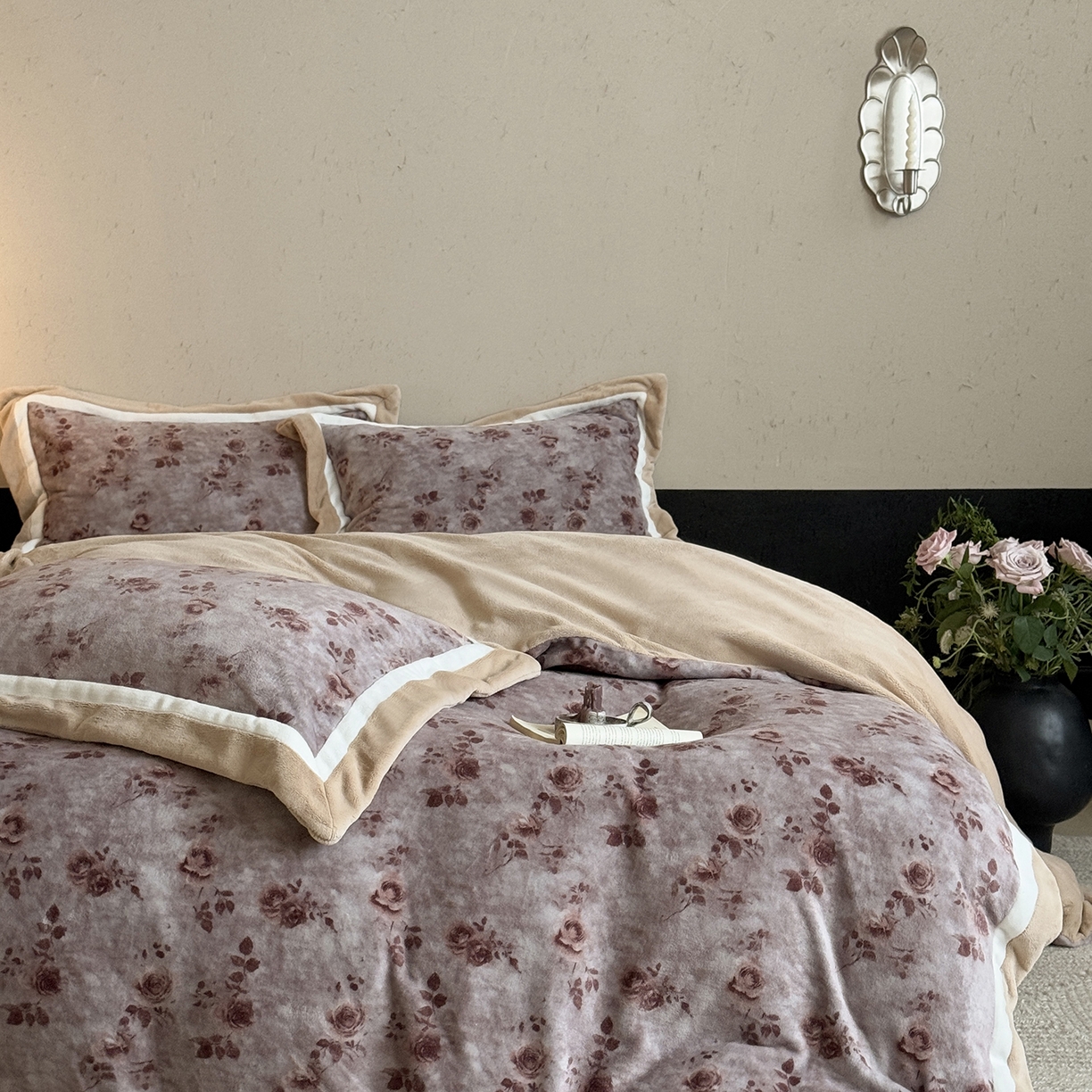 91家纺网 家纺一手货源 找家纺 多乐娜 2025新款高克重260g全消光牛奶绒数码印花法式油画风高端款四件套 （会员-20）控价最低368起 咖璟语