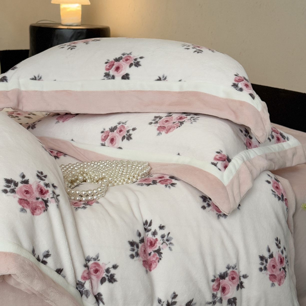 91家纺网 家纺一手货源 找家纺 多乐娜 2025新款高克重260g全消光牛奶绒数码印花法式油画风高端款四件套 （会员-20）控价最低368起 芝芝玫瑰