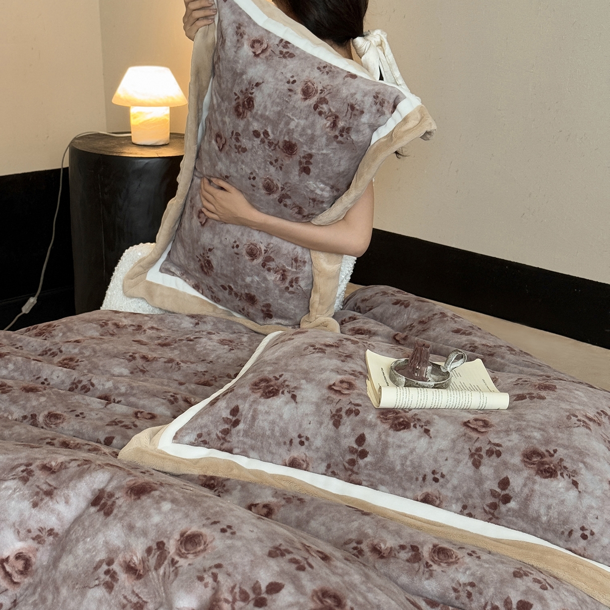 91家纺网 家纺一手货源 找家纺 多乐娜 2025新款高克重260g全消光牛奶绒数码印花法式油画风高端款四件套 （会员-20）控价最低368起 咖璟语