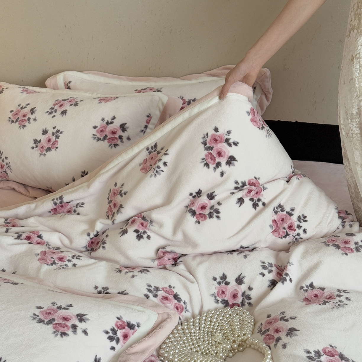 91家纺网 家纺一手货源 找家纺 多乐娜 2025新款高克重260g全消光牛奶绒数码印花法式油画风高端款四件套 （会员-20）控价最低368起 芝芝玫瑰