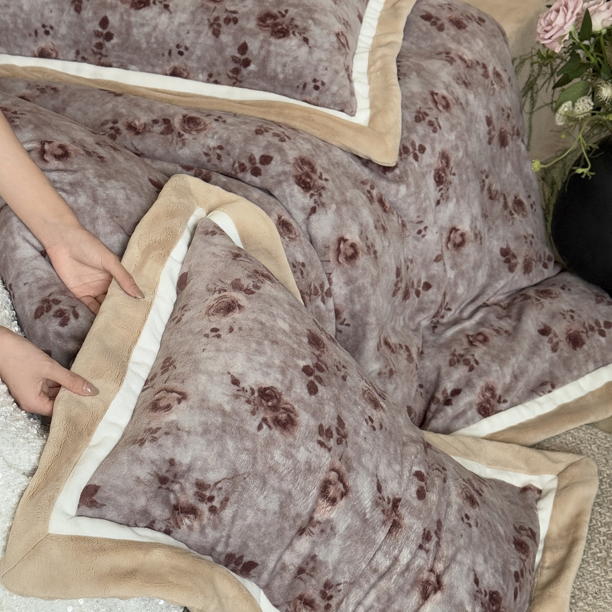 91家纺网 家纺一手货源 找家纺 多乐娜 2025新款高克重260g全消光牛奶绒数码印花法式油画风高端款四件套 （会员-20）控价最低368起 咖璟语