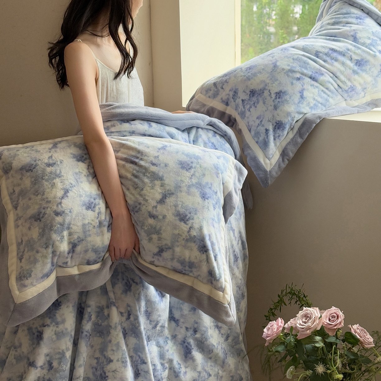 91家纺网 家纺一手货源 找家纺 多乐娜 2025新款高克重260g全消光牛奶绒数码印花法式油画风高端款四件套 （会员-20）控价最低368起 暮雨烟