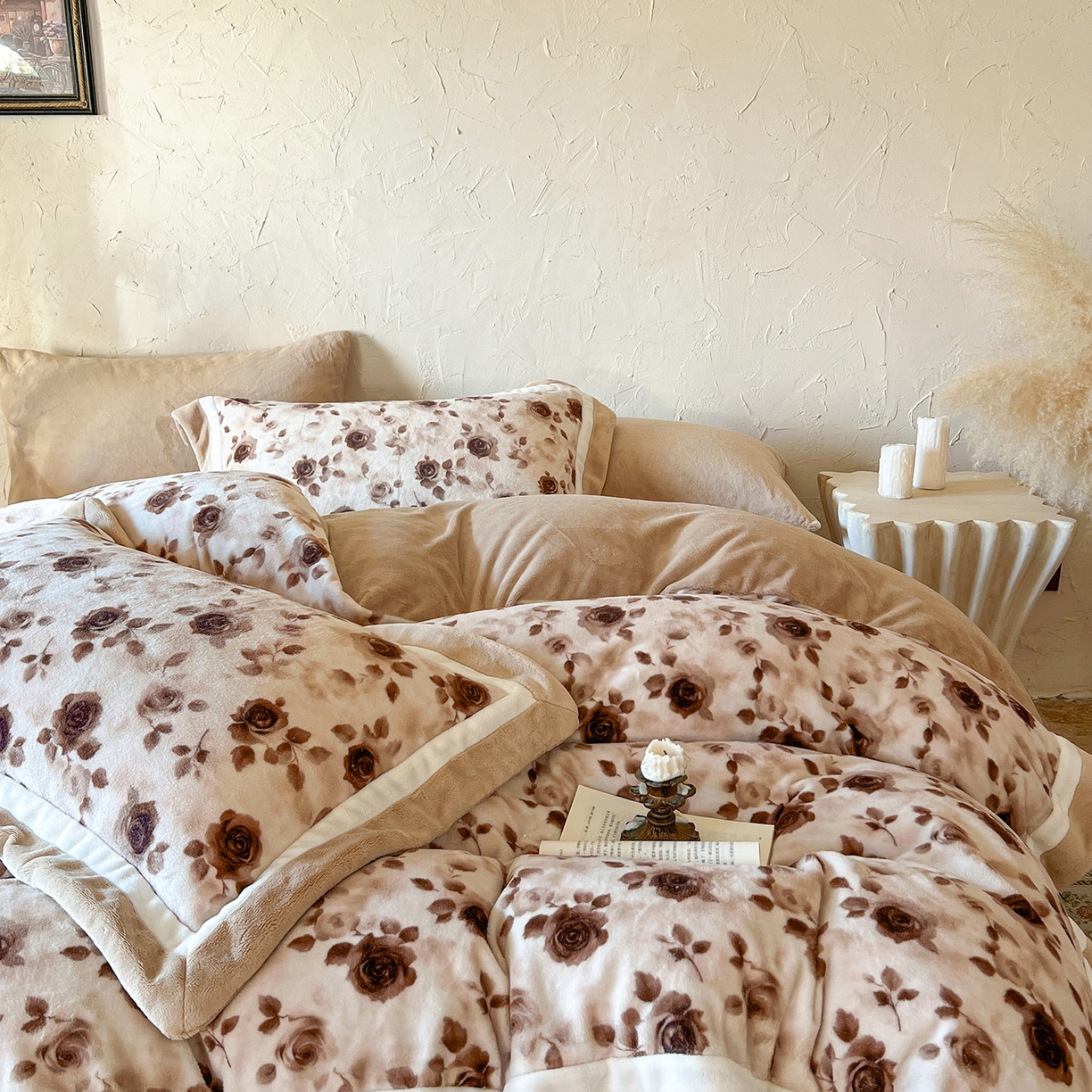 91家纺网 家纺一手货源 找家纺 多乐娜 2025新款高克重260g全消光牛奶绒数码印花法式油画风高端款四件套 （会员-20）控价最低368起 琥珀玫瑰