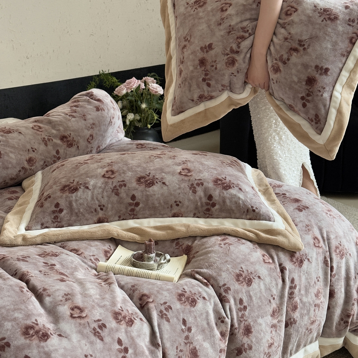 91家纺网 家纺一手货源 找家纺 多乐娜 2025新款高克重260g全消光牛奶绒数码印花法式油画风高端款四件套 （会员-20）控价最低368起 咖璟语