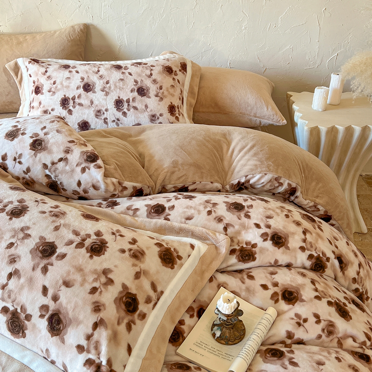 91家纺网 家纺一手货源 找家纺 多乐娜 2025新款高克重260g全消光牛奶绒数码印花法式油画风高端款四件套 （会员-20）控价最低368起 琥珀玫瑰