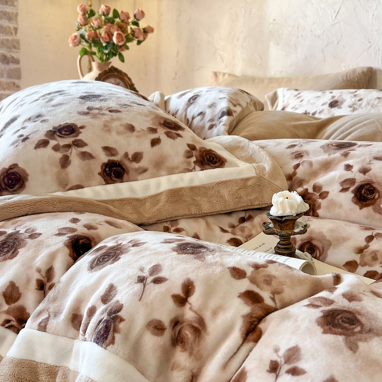 91家纺网 家纺一手货源 找家纺 多乐娜 2025新款高克重260g全消光牛奶绒数码印花法式油画风高端款四件套 （会员-20）控价最低368起 琥珀玫瑰