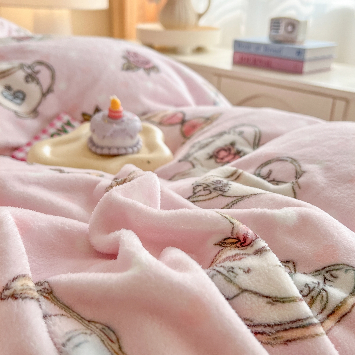 91家纺网 家纺一手货源 找家纺 多乐娜 2025新款高克重260g全消光牛奶绒数码印花法式油画风高端款四件套 （会员-20）控价最低368起 粉粉泡芙