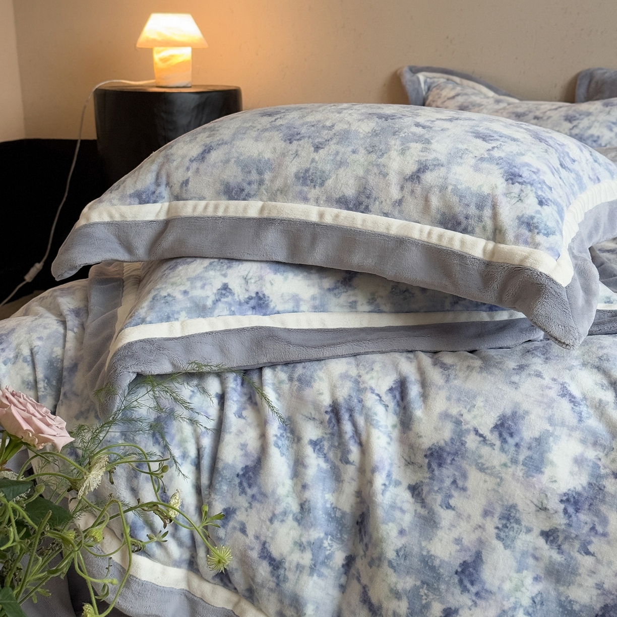 91家纺网 家纺一手货源 找家纺 多乐娜 2025新款高克重260g全消光牛奶绒数码印花法式油画风高端款四件套 （会员-20）控价最低368起 暮雨烟