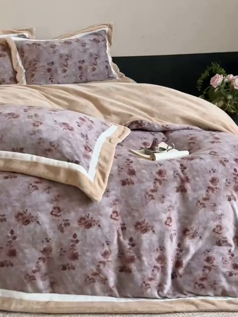 91家纺网 家纺一手货源 找家纺 多乐娜 2025新款高克重260g全消光牛奶绒数码印花法式油画风高端款四件套 （会员-20）控价最低368起 咖璟语