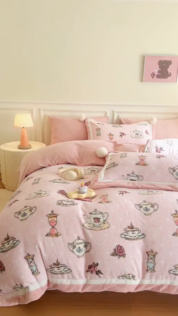 91家纺网 家纺一手货源 找家纺 多乐娜 2025新款高克重260g全消光牛奶绒数码印花法式油画风高端款四件套 （会员-20）控价最低368起 粉粉泡芙