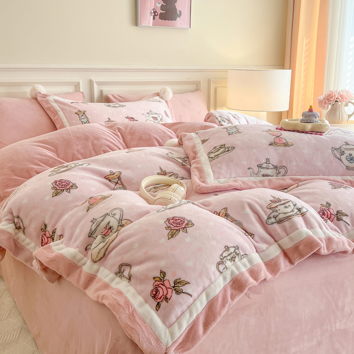 91家纺网 家纺一手货源 找家纺 多乐娜 2025新款高克重260g全消光牛奶绒数码印花法式油画风高端款四件套 （会员-20）控价最低368起 粉粉泡芙