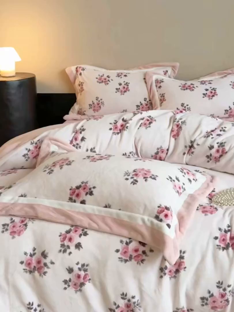 91家纺网 家纺一手货源 找家纺 多乐娜 2025新款高克重260g全消光牛奶绒数码印花法式油画风高端款四件套 （会员-20）控价最低368起 芝芝玫瑰