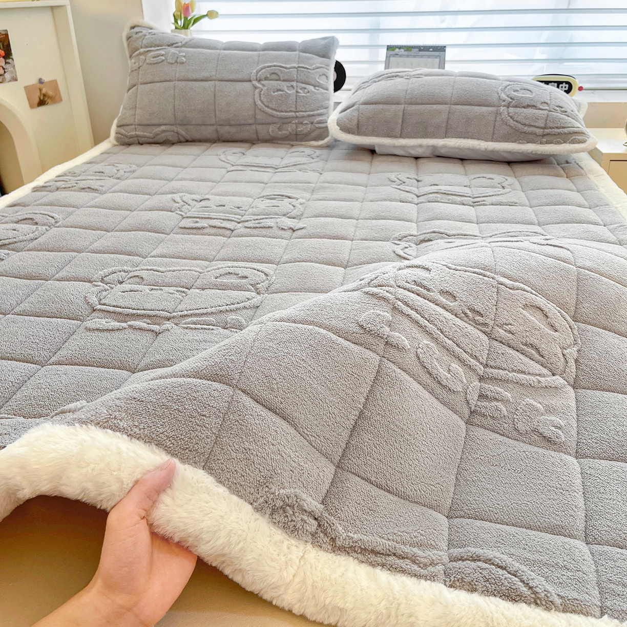 91家纺网 家纺一手货源 找家纺 予梦家纺 2025新款加厚塔芙绒床垫床褥床护垫（带卖点图和买家秀） 绅士熊 星灰