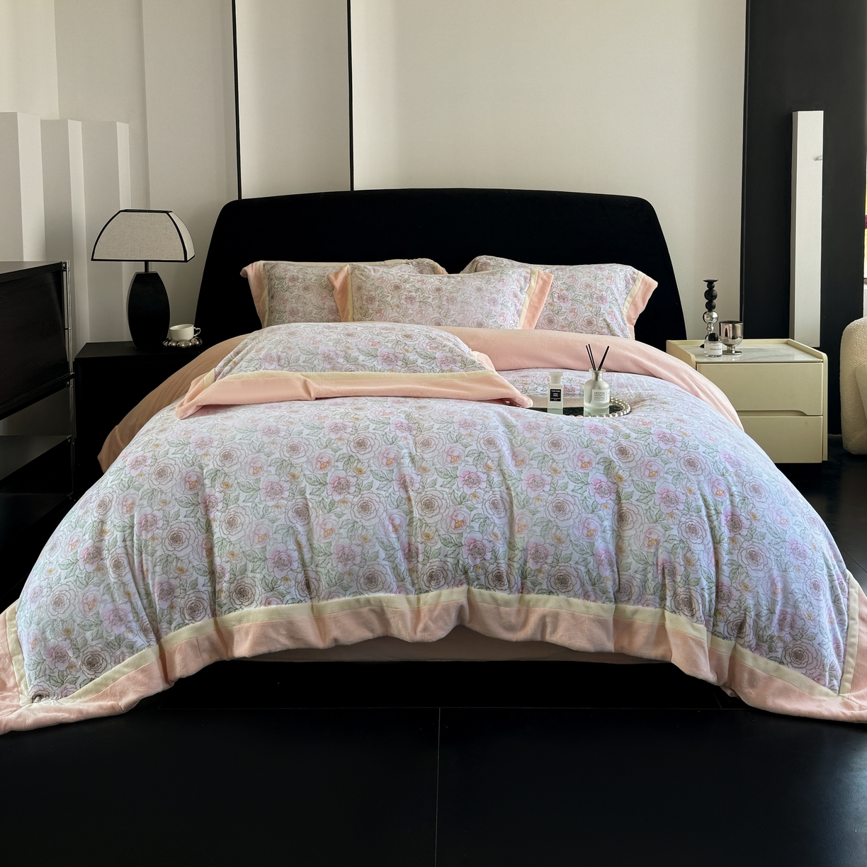 91家纺网 家纺一手货源 找家纺 （总）娇逸家居 2025新款高克重A类数码印花牛奶绒双拼边款四件套